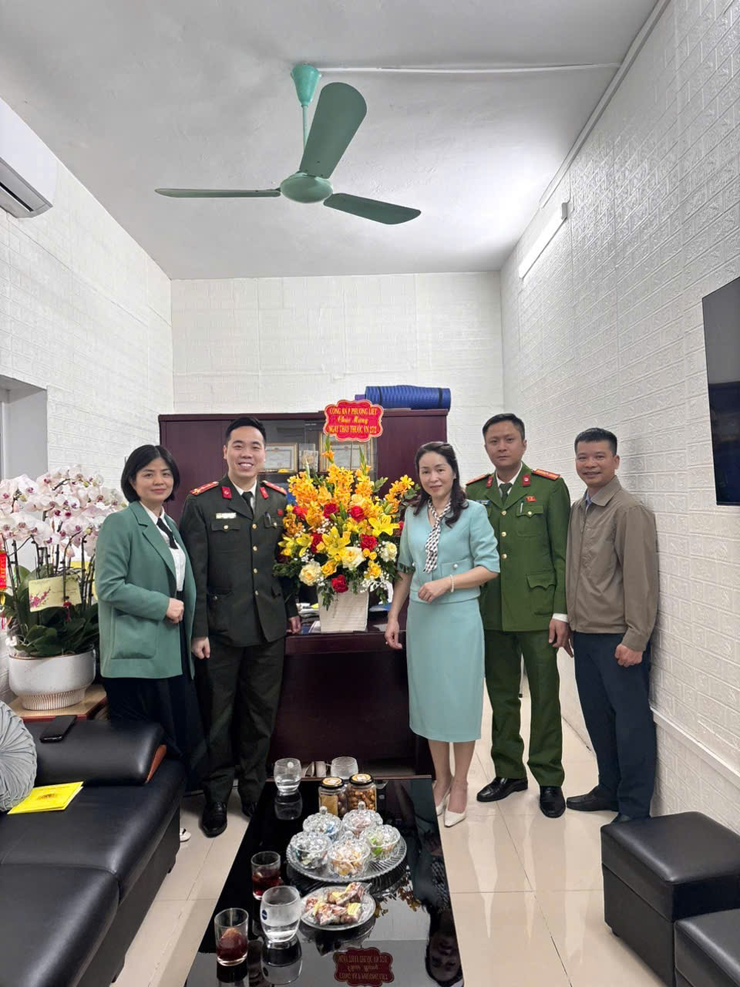 Công an phường Phương Liệt tổ chức chúc mừng Ngày Thầy thuốc Việt Nam 27/2 tại các bệnh viên trên địa bàn.- Ảnh 4.