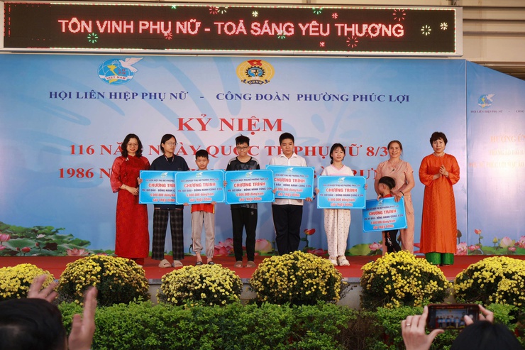 Phường Phúc Lợi: Nhiều hoạt động ý nghĩa chào mừng Ngày Quốc tế phụ nữ- Ảnh 1.