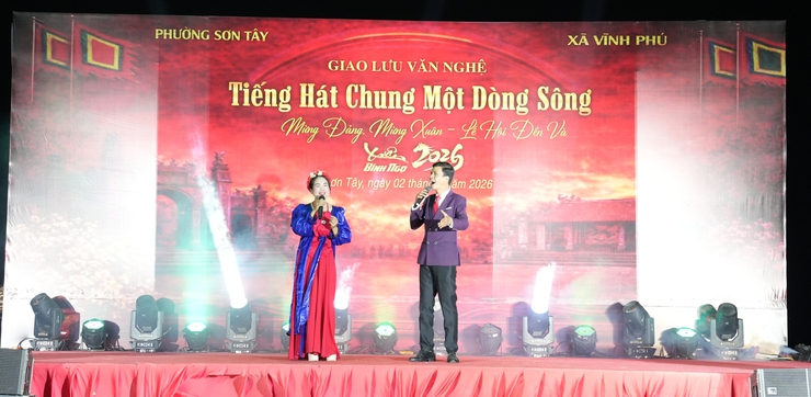 GIAO LƯU VĂN NGHỆ "TIẾNG HÁT CHUNG MỘT DÒNG SÔNG" – GẮN KẾT TÌNH QUÂN DÂN ĐÔI BỜ SÔNG HỒNG- Ảnh 1.