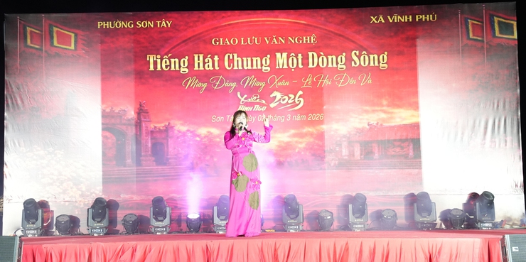 GIAO LƯU VĂN NGHỆ "TIẾNG HÁT CHUNG MỘT DÒNG SÔNG" – GẮN KẾT TÌNH QUÂN DÂN ĐÔI BỜ SÔNG HỒNG- Ảnh 2.