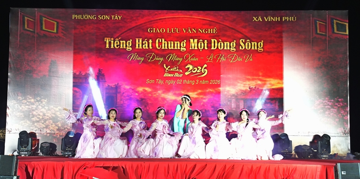 GIAO LƯU VĂN NGHỆ "TIẾNG HÁT CHUNG MỘT DÒNG SÔNG" – GẮN KẾT TÌNH QUÂN DÂN ĐÔI BỜ SÔNG HỒNG- Ảnh 3.