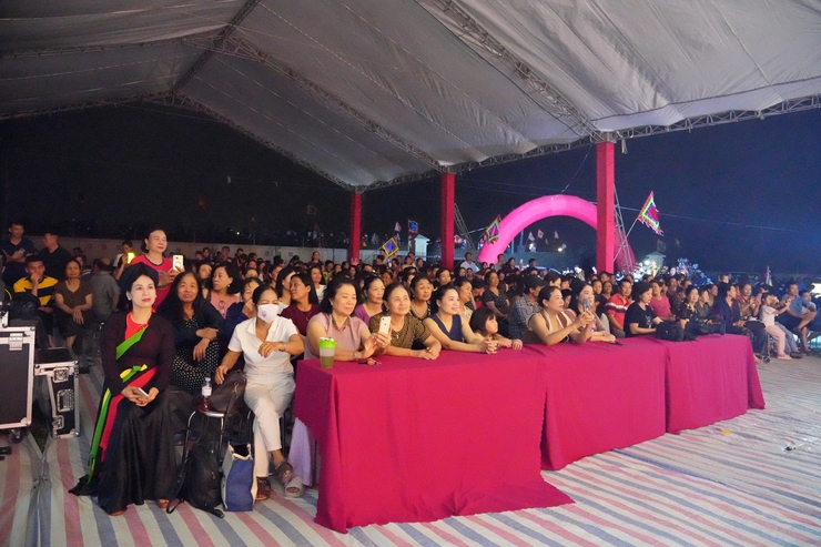 GIAO LƯU VĂN NGHỆ "TIẾNG HÁT CHUNG MỘT DÒNG SÔNG" – GẮN KẾT TÌNH QUÂN DÂN ĐÔI BỜ SÔNG HỒNG- Ảnh 4.