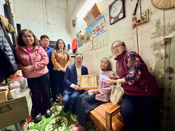 ĐẢNG ỦY – HĐND – UBND – UBMTTQ VN PHƯỜNG VĂN MIẾU – QUỐC TỬ GIÁM TỔ CHỨC TRAO THIỆP CHÚC THỌ NGƯỜI CAO TUỔI NHÂN DỊP XUÂN BÍNH NGỌ 2026- Ảnh 2.