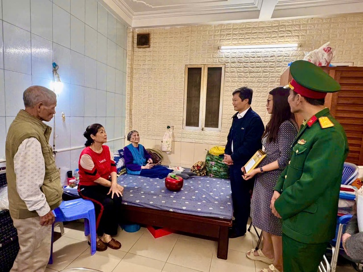 ĐẢNG ỦY – HĐND – UBND – UBMTTQ VN PHƯỜNG VĂN MIẾU – QUỐC TỬ GIÁM TỔ CHỨC TRAO THIỆP CHÚC THỌ NGƯỜI CAO TUỔI NHÂN DỊP XUÂN BÍNH NGỌ 2026- Ảnh 4.