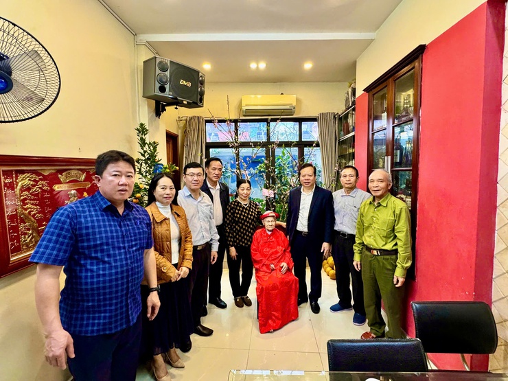 ĐẢNG ỦY – HĐND – UBND – UBMTTQ VN PHƯỜNG VĂN MIẾU – QUỐC TỬ GIÁM TỔ CHỨC TRAO THIỆP CHÚC THỌ NGƯỜI CAO TUỔI NHÂN DỊP XUÂN BÍNH NGỌ 2026- Ảnh 1.