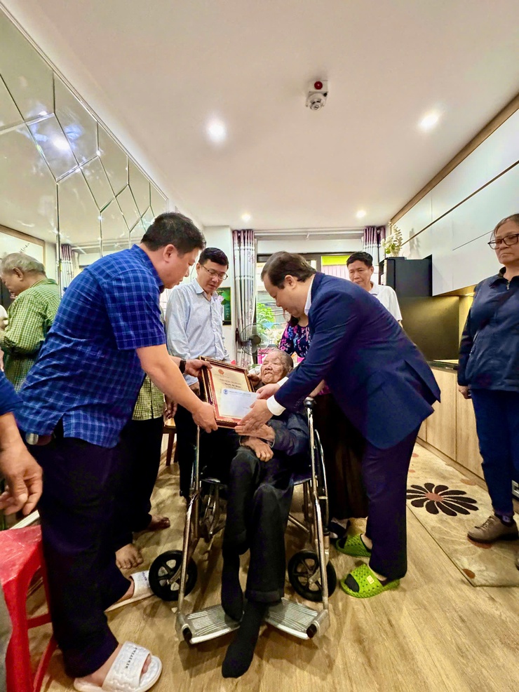 ĐẢNG ỦY – HĐND – UBND – UBMTTQ VN PHƯỜNG VĂN MIẾU – QUỐC TỬ GIÁM TỔ CHỨC TRAO THIỆP CHÚC THỌ NGƯỜI CAO TUỔI NHÂN DỊP XUÂN BÍNH NGỌ 2026- Ảnh 3.