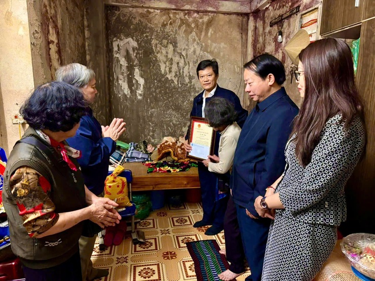 ĐẢNG ỦY – HĐND – UBND – UBMTTQ VN PHƯỜNG VĂN MIẾU – QUỐC TỬ GIÁM TỔ CHỨC TRAO THIỆP CHÚC THỌ NGƯỜI CAO TUỔI NHÂN DỊP XUÂN BÍNH NGỌ 2026- Ảnh 5.