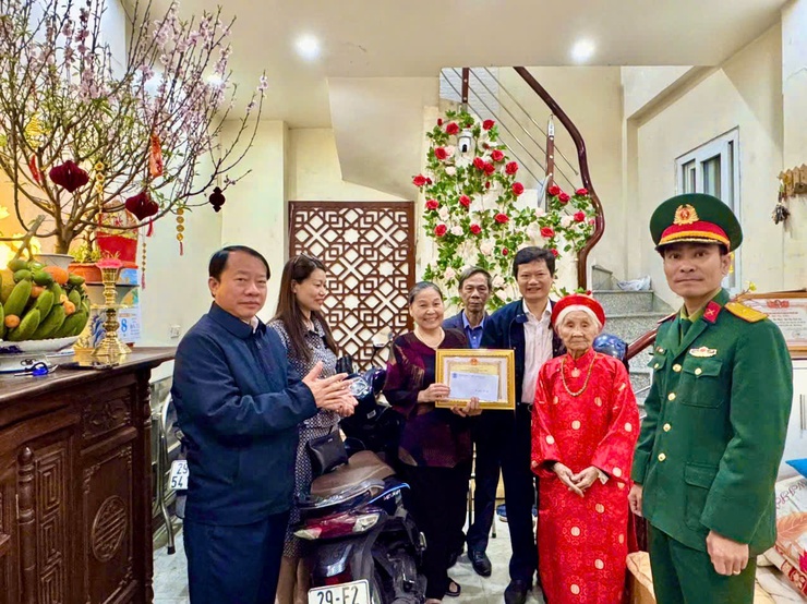 ĐẢNG ỦY – HĐND – UBND – UBMTTQ VN PHƯỜNG VĂN MIẾU – QUỐC TỬ GIÁM TỔ CHỨC TRAO THIỆP CHÚC THỌ NGƯỜI CAO TUỔI NHÂN DỊP XUÂN BÍNH NGỌ 2026- Ảnh 9.