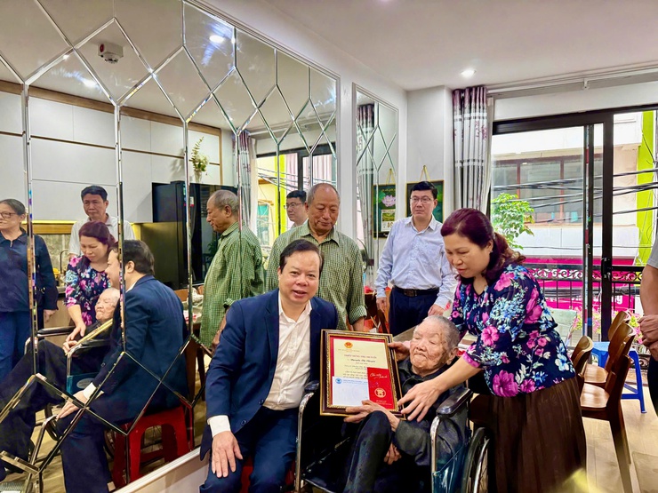 ĐẢNG ỦY – HĐND – UBND – UBMTTQ VN PHƯỜNG VĂN MIẾU – QUỐC TỬ GIÁM TỔ CHỨC TRAO THIỆP CHÚC THỌ NGƯỜI CAO TUỔI NHÂN DỊP XUÂN BÍNH NGỌ 2026- Ảnh 10.