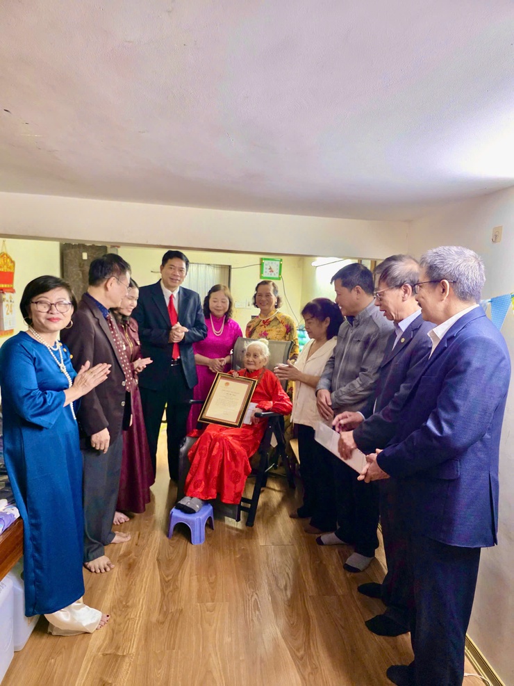 ĐẢNG ỦY – HĐND – UBND – UBMTTQ VN PHƯỜNG VĂN MIẾU – QUỐC TỬ GIÁM TỔ CHỨC TRAO THIỆP CHÚC THỌ NGƯỜI CAO TUỔI NHÂN DỊP XUÂN BÍNH NGỌ 2026- Ảnh 6.