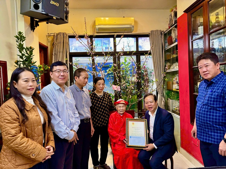 ĐẢNG ỦY – HĐND – UBND – UBMTTQ VN PHƯỜNG VĂN MIẾU – QUỐC TỬ GIÁM TỔ CHỨC TRAO THIỆP CHÚC THỌ NGƯỜI CAO TUỔI NHÂN DỊP XUÂN BÍNH NGỌ 2026- Ảnh 7.