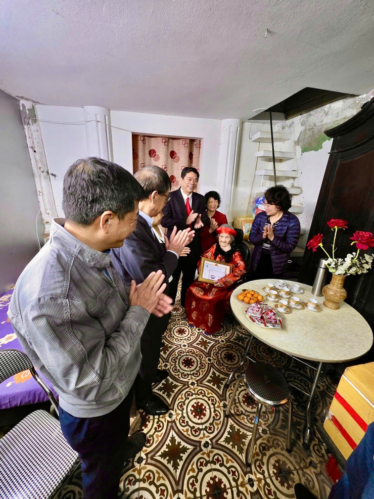 ĐẢNG ỦY – HĐND – UBND – UBMTTQ VN PHƯỜNG VĂN MIẾU – QUỐC TỬ GIÁM TỔ CHỨC TRAO THIỆP CHÚC THỌ NGƯỜI CAO TUỔI NHÂN DỊP XUÂN BÍNH NGỌ 2026- Ảnh 13.