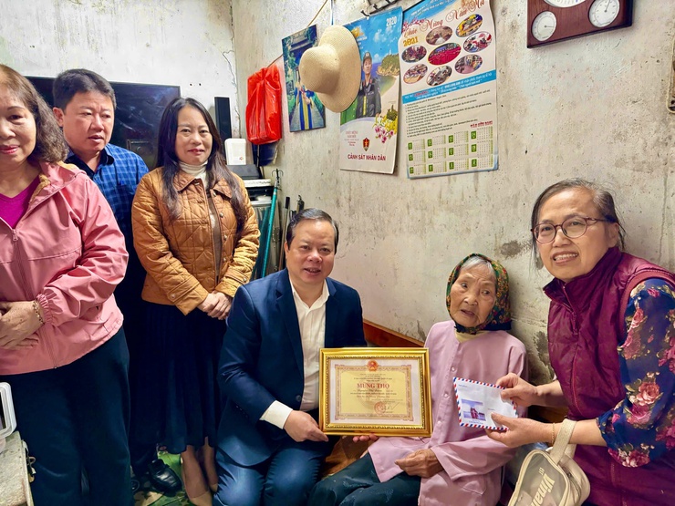 ĐẢNG ỦY – HĐND – UBND – UBMTTQ VN PHƯỜNG VĂN MIẾU – QUỐC TỬ GIÁM TỔ CHỨC TRAO THIỆP CHÚC THỌ NGƯỜI CAO TUỔI NHÂN DỊP XUÂN BÍNH NGỌ 2026- Ảnh 8.