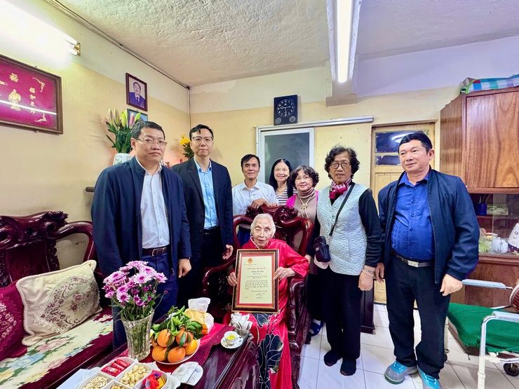 ĐẢNG ỦY – HĐND – UBND – UBMTTQ VN PHƯỜNG VĂN MIẾU – QUỐC TỬ GIÁM TỔ CHỨC TRAO THIỆP CHÚC THỌ NGƯỜI CAO TUỔI NHÂN DỊP XUÂN BÍNH NGỌ 2026- Ảnh 12.