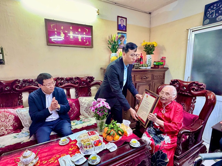 ĐẢNG ỦY – HĐND – UBND – UBMTTQ VN PHƯỜNG VĂN MIẾU – QUỐC TỬ GIÁM TỔ CHỨC TRAO THIỆP CHÚC THỌ NGƯỜI CAO TUỔI NHÂN DỊP XUÂN BÍNH NGỌ 2026- Ảnh 16.