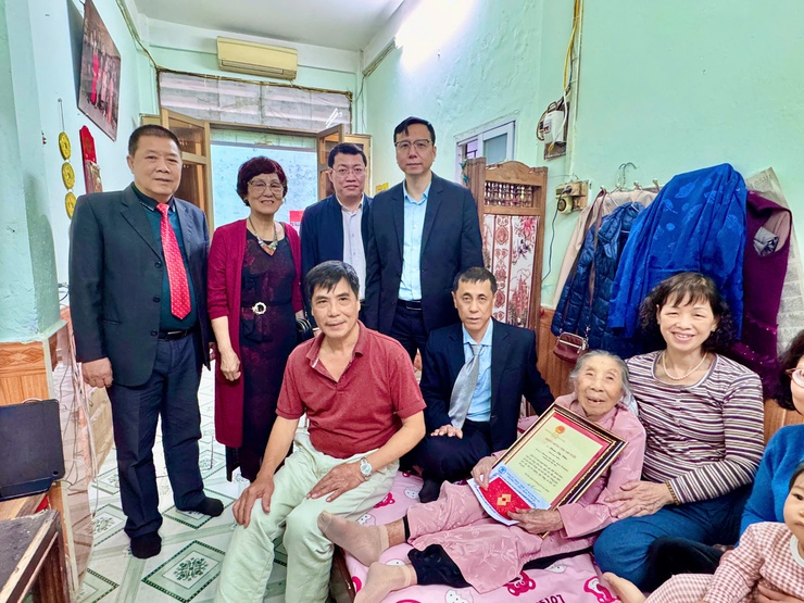 ĐẢNG ỦY – HĐND – UBND – UBMTTQ VN PHƯỜNG VĂN MIẾU – QUỐC TỬ GIÁM TỔ CHỨC TRAO THIỆP CHÚC THỌ NGƯỜI CAO TUỔI NHÂN DỊP XUÂN BÍNH NGỌ 2026- Ảnh 14.