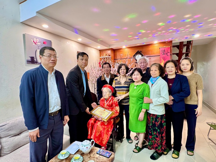 ĐẢNG ỦY – HĐND – UBND – UBMTTQ VN PHƯỜNG VĂN MIẾU – QUỐC TỬ GIÁM TỔ CHỨC TRAO THIỆP CHÚC THỌ NGƯỜI CAO TUỔI NHÂN DỊP XUÂN BÍNH NGỌ 2026- Ảnh 17.