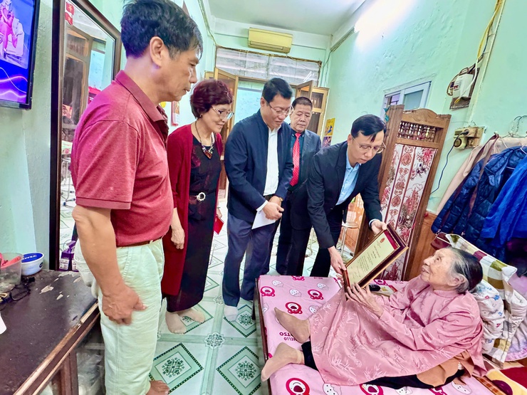 ĐẢNG ỦY – HĐND – UBND – UBMTTQ VN PHƯỜNG VĂN MIẾU – QUỐC TỬ GIÁM TỔ CHỨC TRAO THIỆP CHÚC THỌ NGƯỜI CAO TUỔI NHÂN DỊP XUÂN BÍNH NGỌ 2026- Ảnh 18.