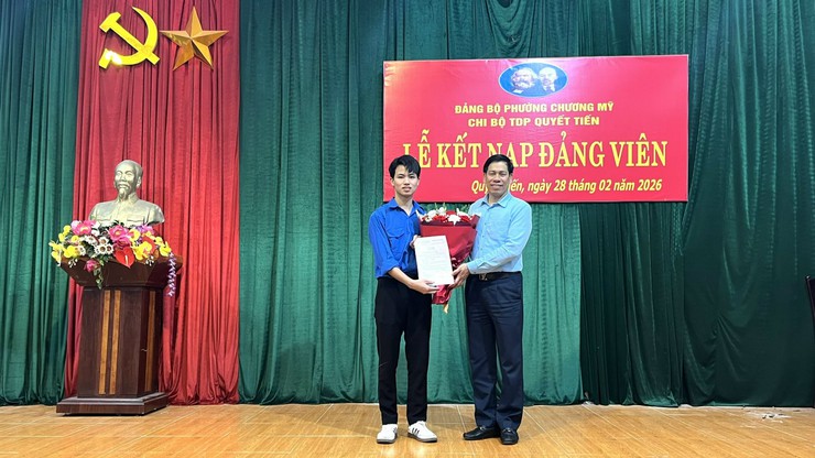 Phường Chương Mỹ kết nạp đảng viên cho tân binh trước ngày nhập ngũ- Ảnh 2.