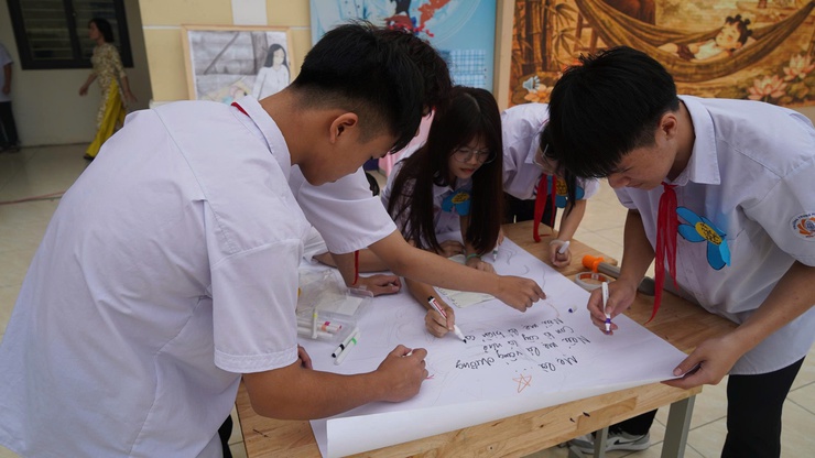 Trường THCS Hữu Bằng, xã Tây Phương tổ chức thành công chuyên đề ngoại khóa Ngữ văn: “Mẹ và tình mẫu tử - Suối nguồn yêu thương”- Ảnh 7.