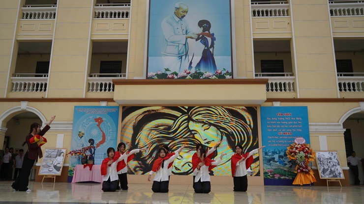 Trường THCS Hữu Bằng, xã Tây Phương tổ chức thành công chuyên đề ngoại khóa Ngữ văn: “Mẹ và tình mẫu tử - Suối nguồn yêu thương”- Ảnh 8.