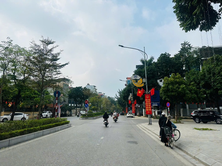 Ngày 02/3, Hà Nội sáng sớm có sương mù nhẹ, trưa chiều trời nắng; đêm có mưa, mưa rào rải rác. Đêm trời lạnh- Ảnh 1.