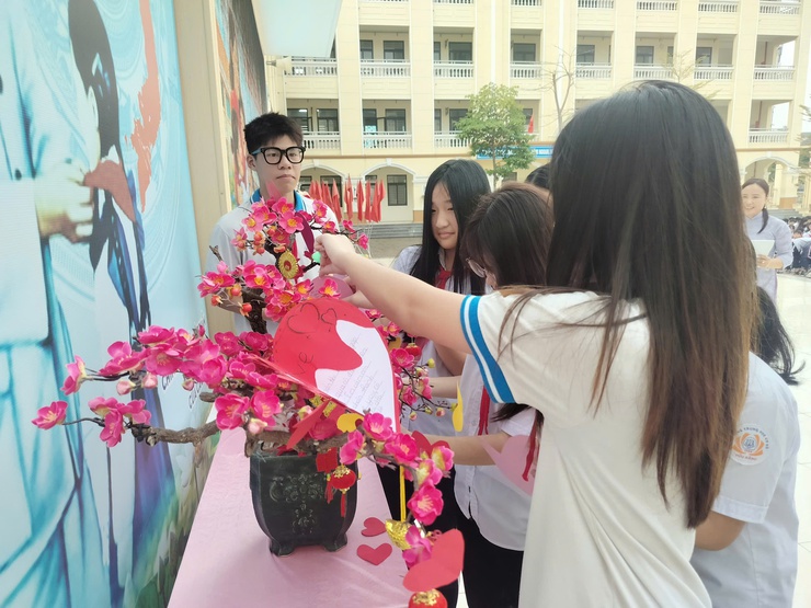 Trường THCS Hữu Bằng, xã Tây Phương tổ chức thành công chuyên đề ngoại khóa Ngữ văn: “Mẹ và tình mẫu tử - Suối nguồn yêu thương”- Ảnh 9.