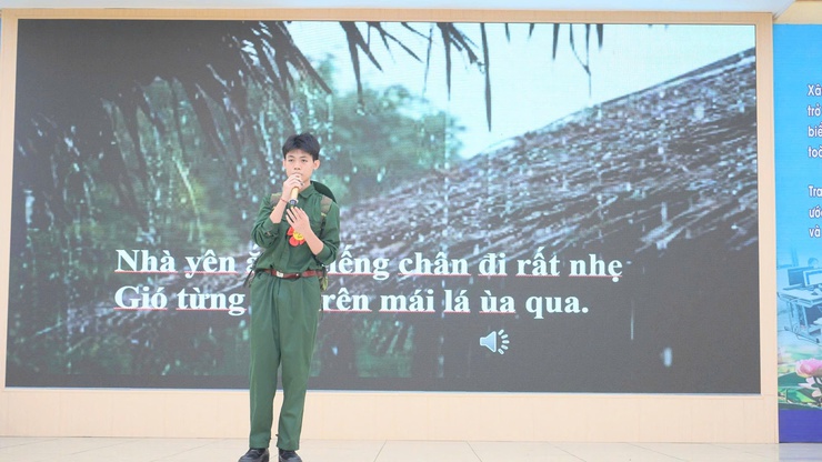 Trường THCS Hữu Bằng, xã Tây Phương tổ chức thành công chuyên đề ngoại khóa Ngữ văn: “Mẹ và tình mẫu tử - Suối nguồn yêu thương”- Ảnh 4.