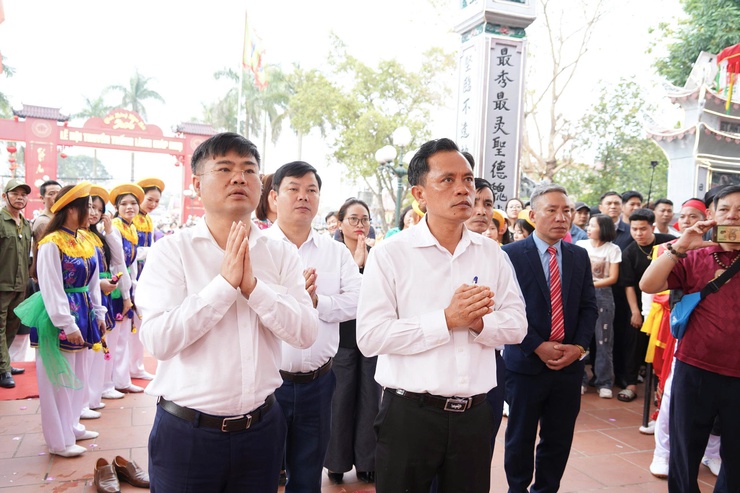 Đồng chí Phí Minh Hải - Bí thư Đảng ủy phường Chương Mỹ dâng hương tại các lễ hội nhân dịp đầu xuân Bính Ngọ 2026- Ảnh 2.