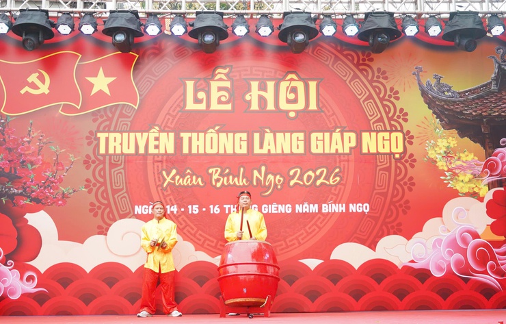 Đồng chí Phí Minh Hải - Bí thư Đảng ủy phường Chương Mỹ dâng hương tại các lễ hội nhân dịp đầu xuân Bính Ngọ 2026- Ảnh 3.