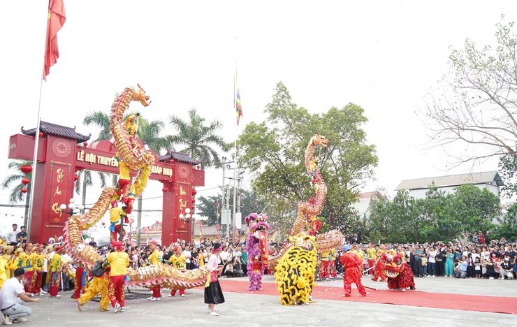 Đồng chí Phí Minh Hải - Bí thư Đảng ủy phường Chương Mỹ dâng hương tại các lễ hội nhân dịp đầu xuân Bính Ngọ 2026- Ảnh 4.