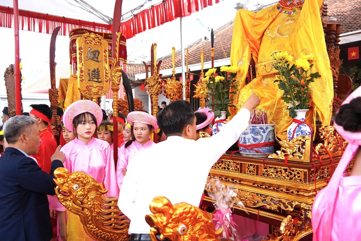 Đồng chí Phí Minh Hải - Bí thư Đảng ủy phường Chương Mỹ dâng hương tại các lễ hội nhân dịp đầu xuân Bính Ngọ 2026- Ảnh 1.