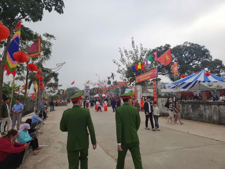 Công an xã Phú Nghĩa giữ vững ANTT lễ hội đầu xuân, lan tỏa tinh thần trách nhiệm vì cộng đồng- Ảnh 1.