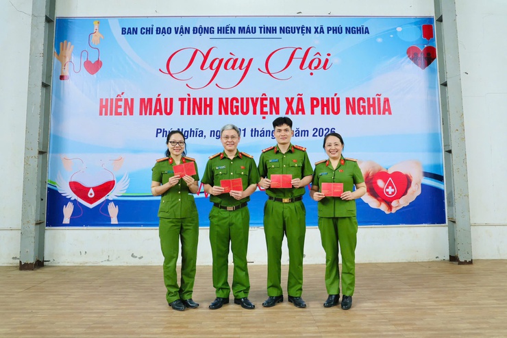 Công an xã Phú Nghĩa giữ vững ANTT lễ hội đầu xuân, lan tỏa tinh thần trách nhiệm vì cộng đồng- Ảnh 4.
