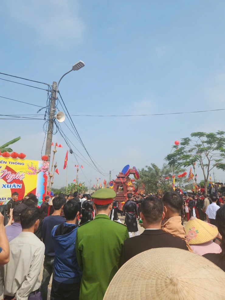 Công an xã Phú Nghĩa giữ vững ANTT lễ hội đầu xuân, lan tỏa tinh thần trách nhiệm vì cộng đồng- Ảnh 2.