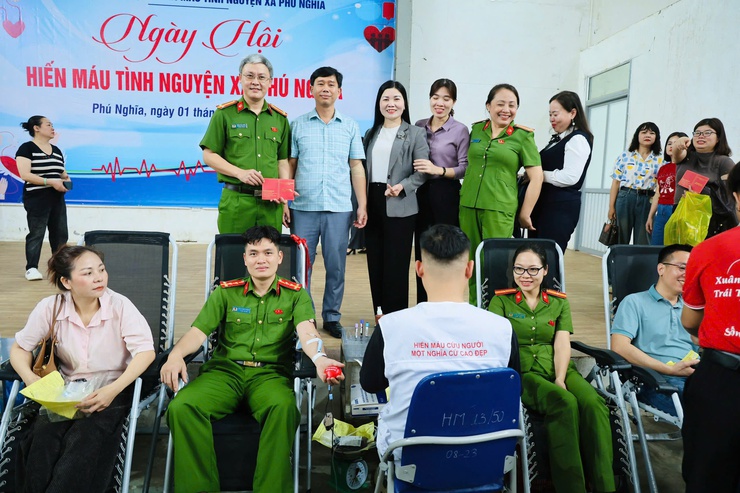 Công an xã Phú Nghĩa giữ vững ANTT lễ hội đầu xuân, lan tỏa tinh thần trách nhiệm vì cộng đồng- Ảnh 3.