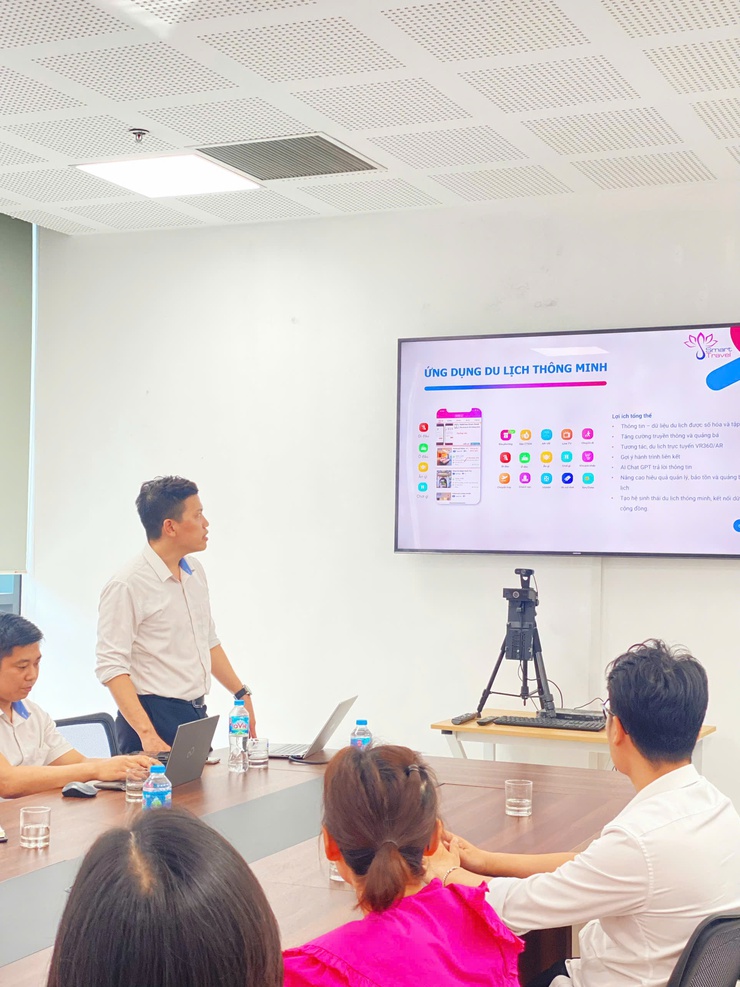 UBND xã Sóc Sơn làm việc với Tổng công ty Viễn thông MobiFone về triển khai số hóa di tích trên địa bàn- Ảnh 2.