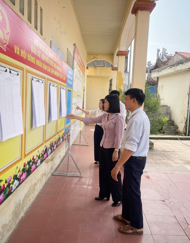 Ban bầu cử số 05 của Ủy ban bầu cử xã Quảng Bị kiểm tra tại Tổ bầu cử thôn Đại Từ và Lương xá- Ảnh 1.