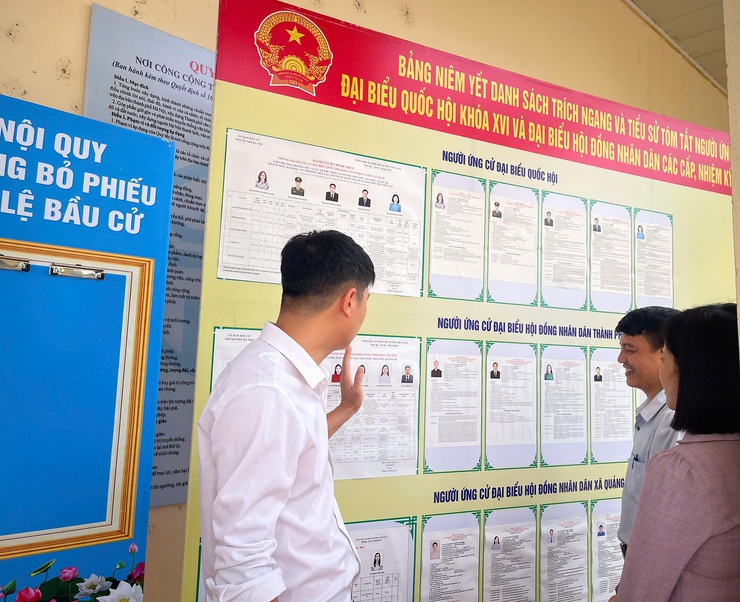 Ban bầu cử số 05 của Ủy ban bầu cử xã Quảng Bị kiểm tra tại Tổ bầu cử thôn Đại Từ và Lương xá- Ảnh 2.