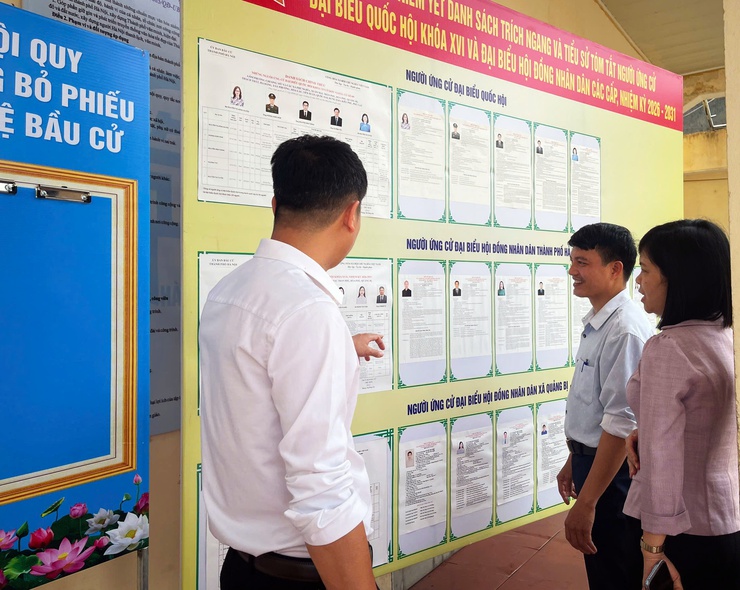 Ban bầu cử số 05 của Ủy ban bầu cử xã Quảng Bị kiểm tra tại Tổ bầu cử thôn Đại Từ và Lương xá- Ảnh 4.