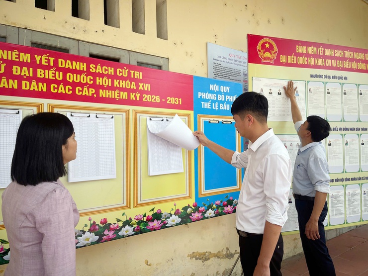 Ban bầu cử số 05 của Ủy ban bầu cử xã Quảng Bị kiểm tra tại Tổ bầu cử thôn Đại Từ và Lương xá- Ảnh 5.