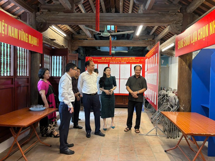 Lãnh đạo phường Tây Hồ kiểm tra công tác chuẩn bị bầu cử tại cơ sở.- Ảnh 1.