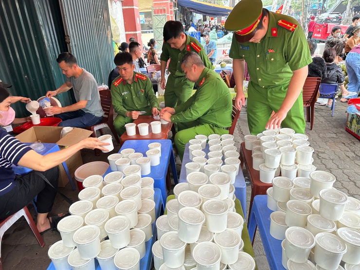 Lan tỏa yêu thương từ 500 suất cơm nghĩa tình tại Bệnh viện K Tân Triều- Ảnh 4.