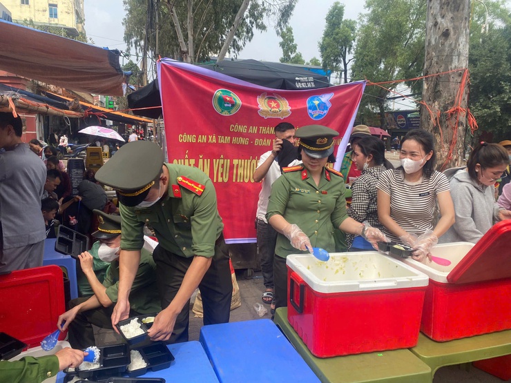 Lan tỏa yêu thương từ 500 suất cơm nghĩa tình tại Bệnh viện K Tân Triều- Ảnh 5.