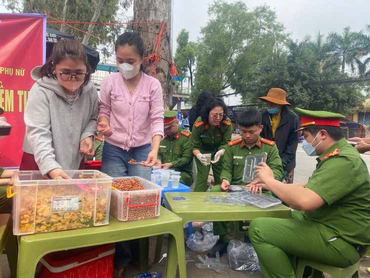 Lan tỏa yêu thương từ 500 suất cơm nghĩa tình tại Bệnh viện K Tân Triều- Ảnh 3.