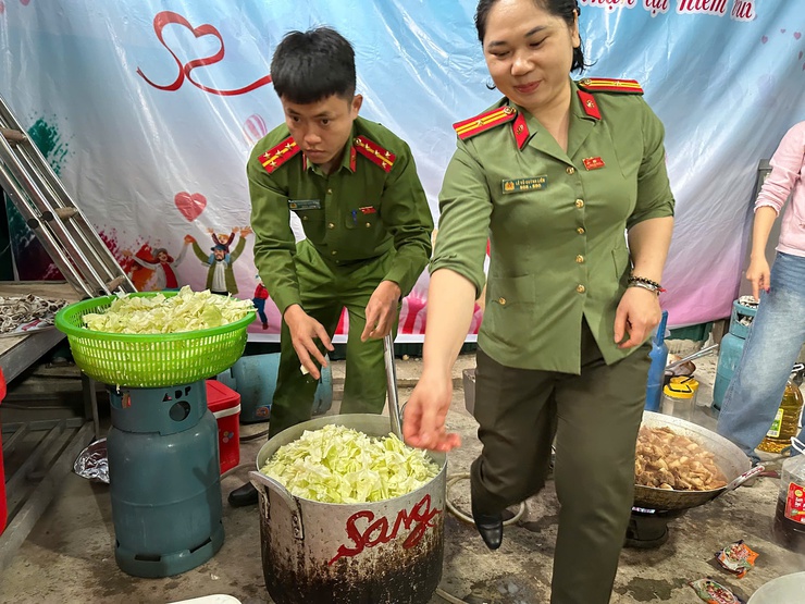 Lan tỏa yêu thương từ 500 suất cơm nghĩa tình tại Bệnh viện K Tân Triều- Ảnh 1.