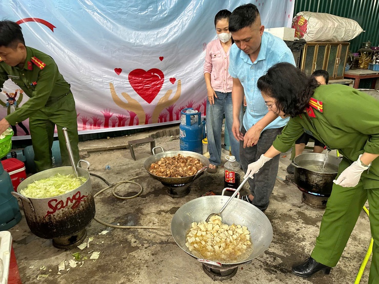 Lan tỏa yêu thương từ 500 suất cơm nghĩa tình tại Bệnh viện K Tân Triều- Ảnh 2.