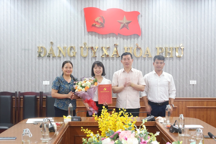 Đảng ủy xã Hòa Phú trao quyết định bổ nhiệm Phó Chánh Văn phòng Đảng ủy- Ảnh 1.