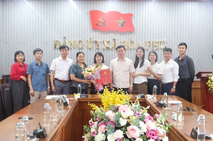 Đảng ủy xã Hòa Phú trao quyết định bổ nhiệm Phó Chánh Văn phòng Đảng ủy- Ảnh 2.