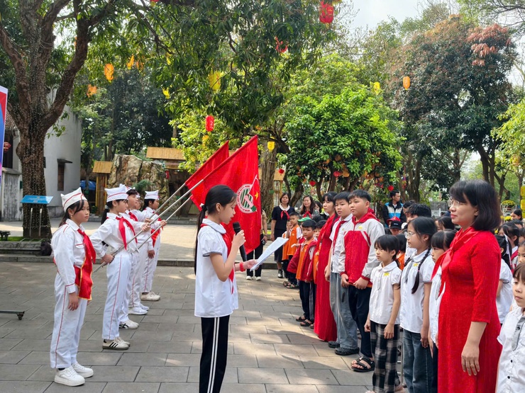 Dấu ấn thiêng liêng trong Lễ kết nạp đội viên mới tại Đền Đô- Ảnh 1.